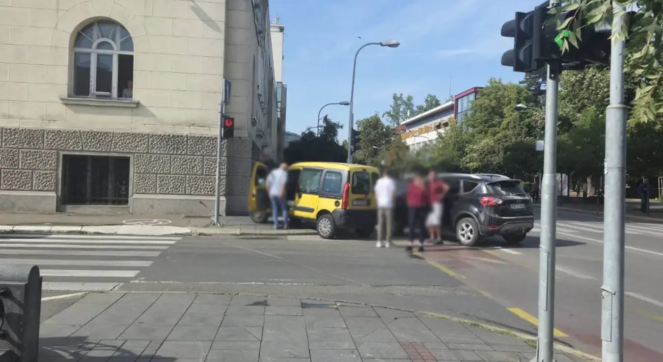 Судара два возила у Бањалуци приликом чега је један аутомобил ударио у зграду Градске управе Бањалука, 18.08.2026.