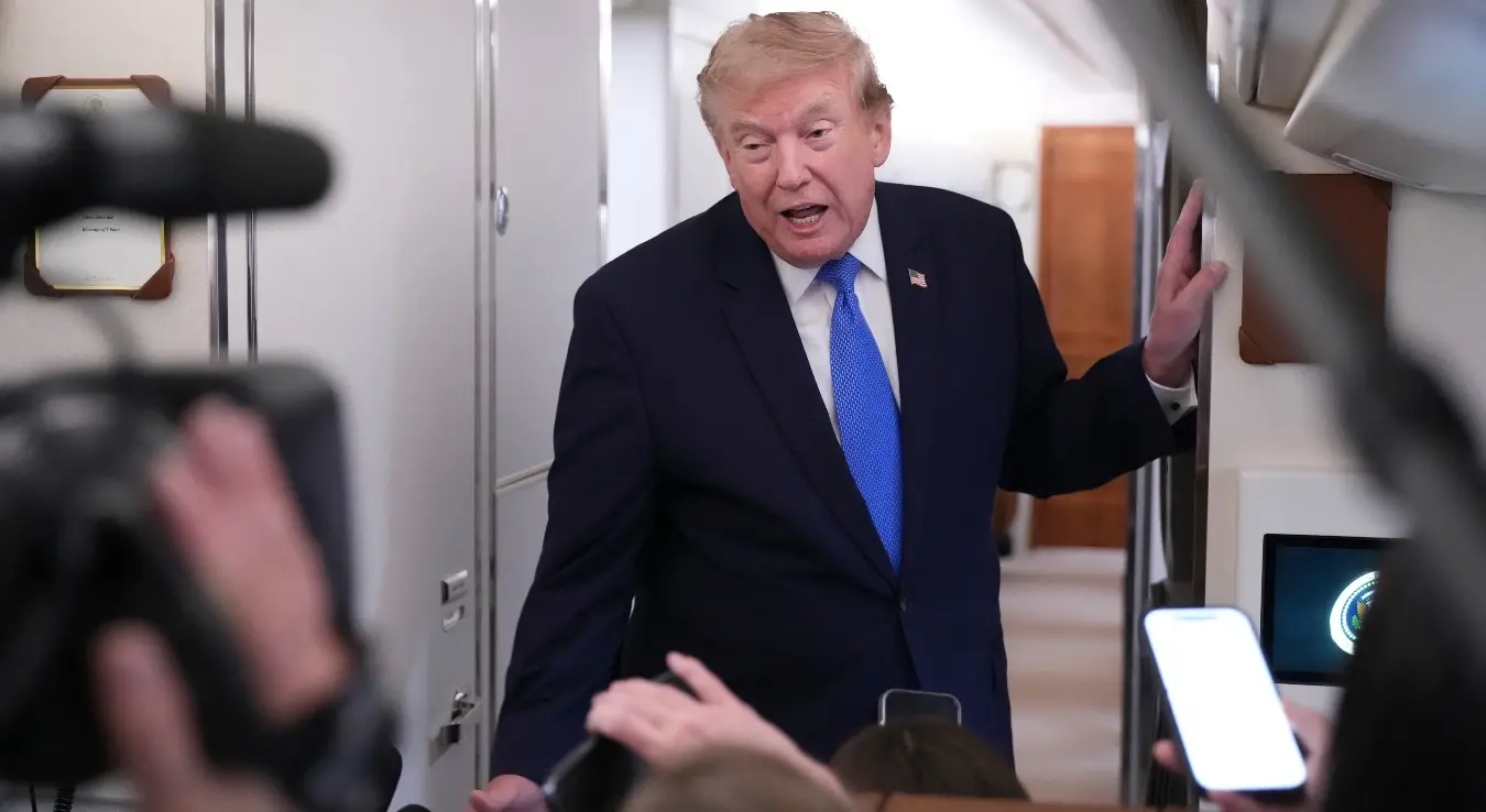 Предсједник Доналд Трамп разговара са новинарима у авиону „Ер Форс Уан“ током повратка у Бијелу кућу, у недјељу, 2. августа 2026. године.