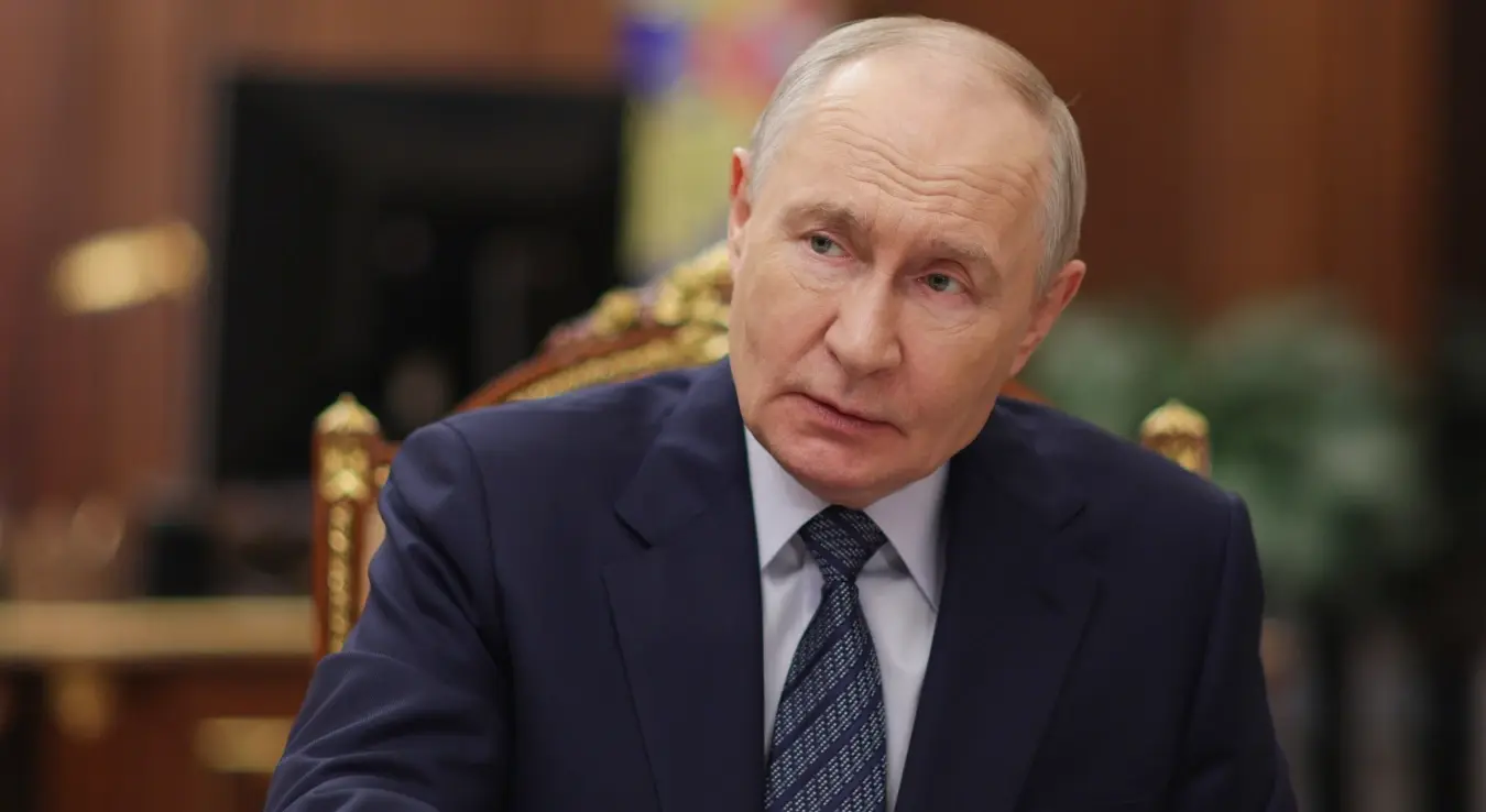 Руски предсједник Владимир Путин присуствује састанку са министром индустрије и трговине Антоном Алихановим у Кремљу у Москви, сриједа, 26. августа 2026. године.