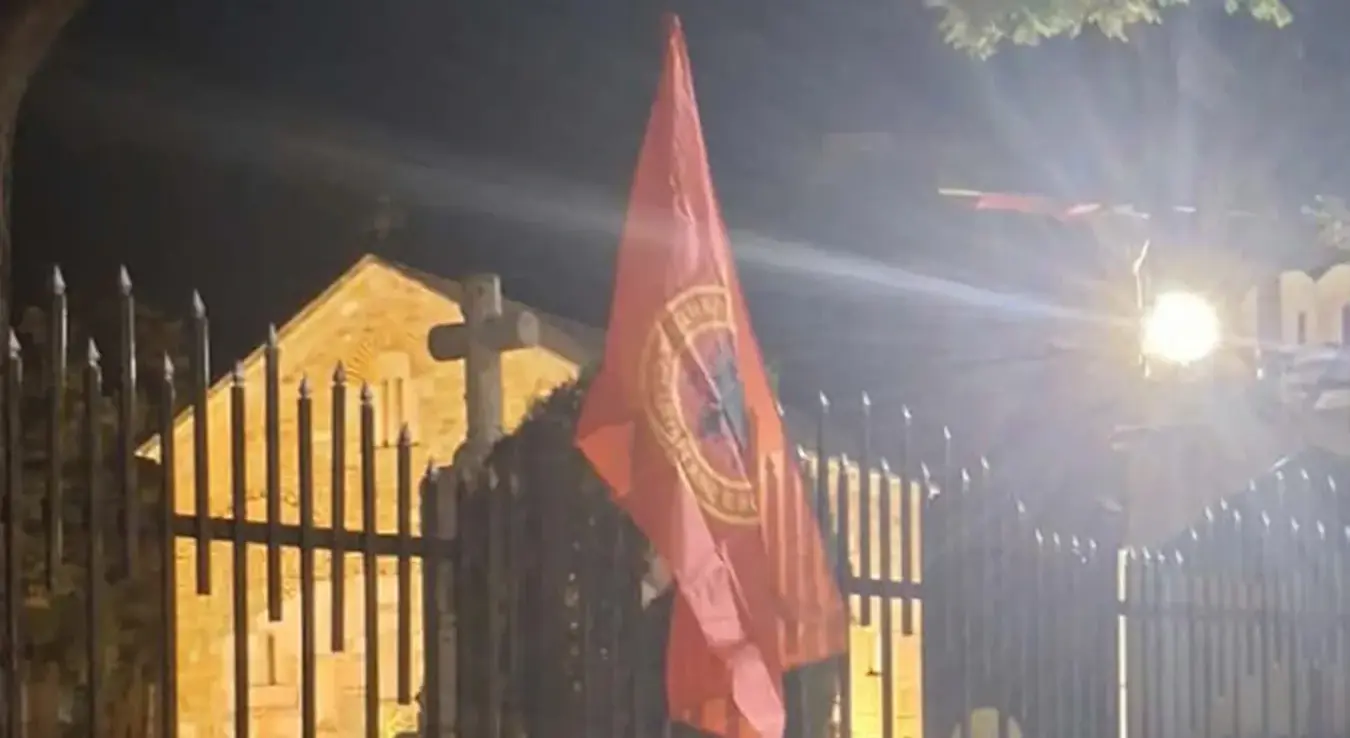 На огради црквеног посједа у Липљану гдје се налазе Црква Светих Флора и Лавра и Црква Ваведења Богородице из 14. вијека окачене заставе терористичке УЧК и застава Албаније.