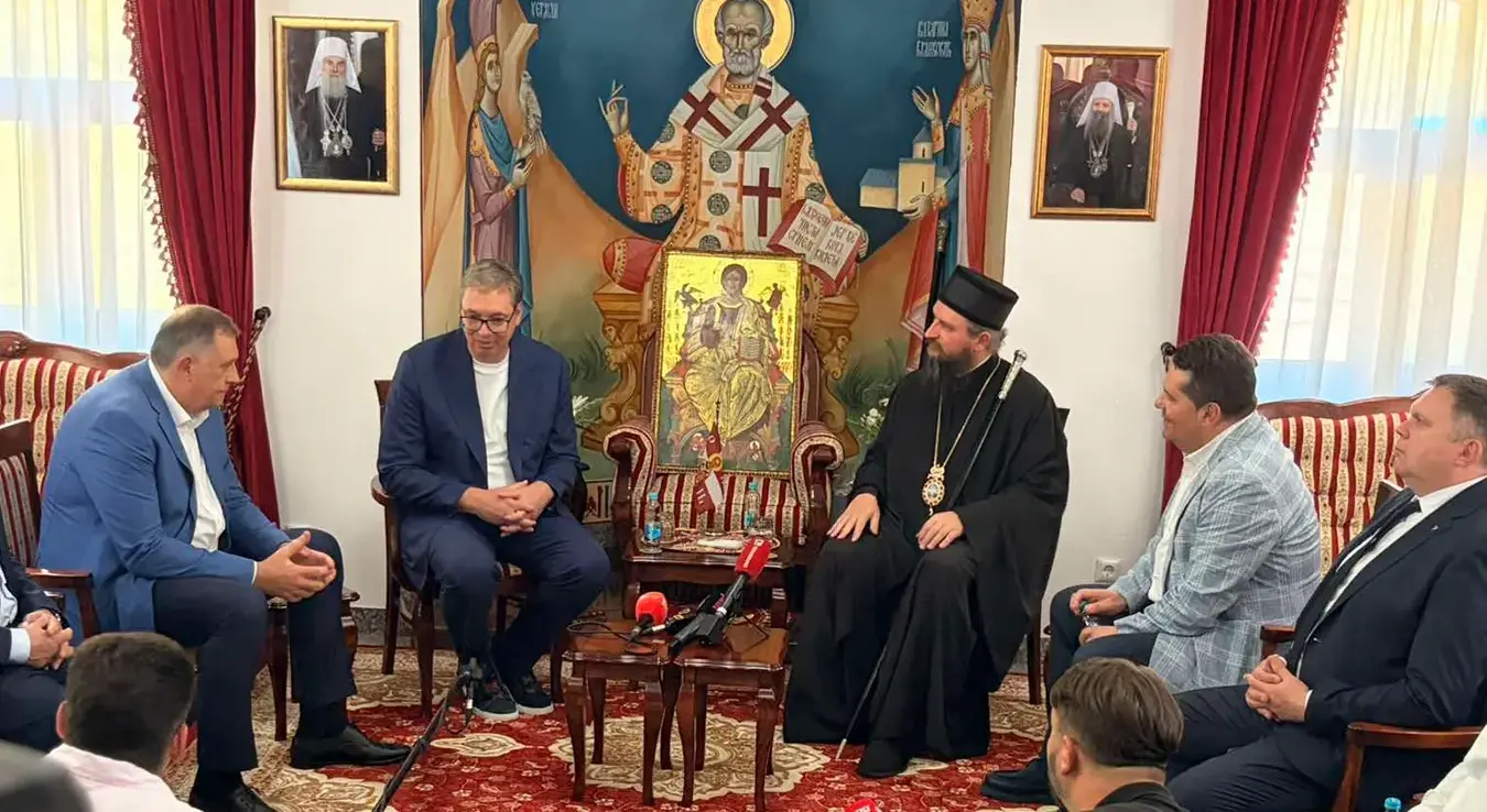 Милорад Додик предсједник СНСД-а, Александар Вучић предсједник Србије, епископ Сергије, Ненад Стенвандић предсједник НСРС и Жељко Будимир министар унутрашњих послова Републике Српске на састанку у манастиру Рмањ.
