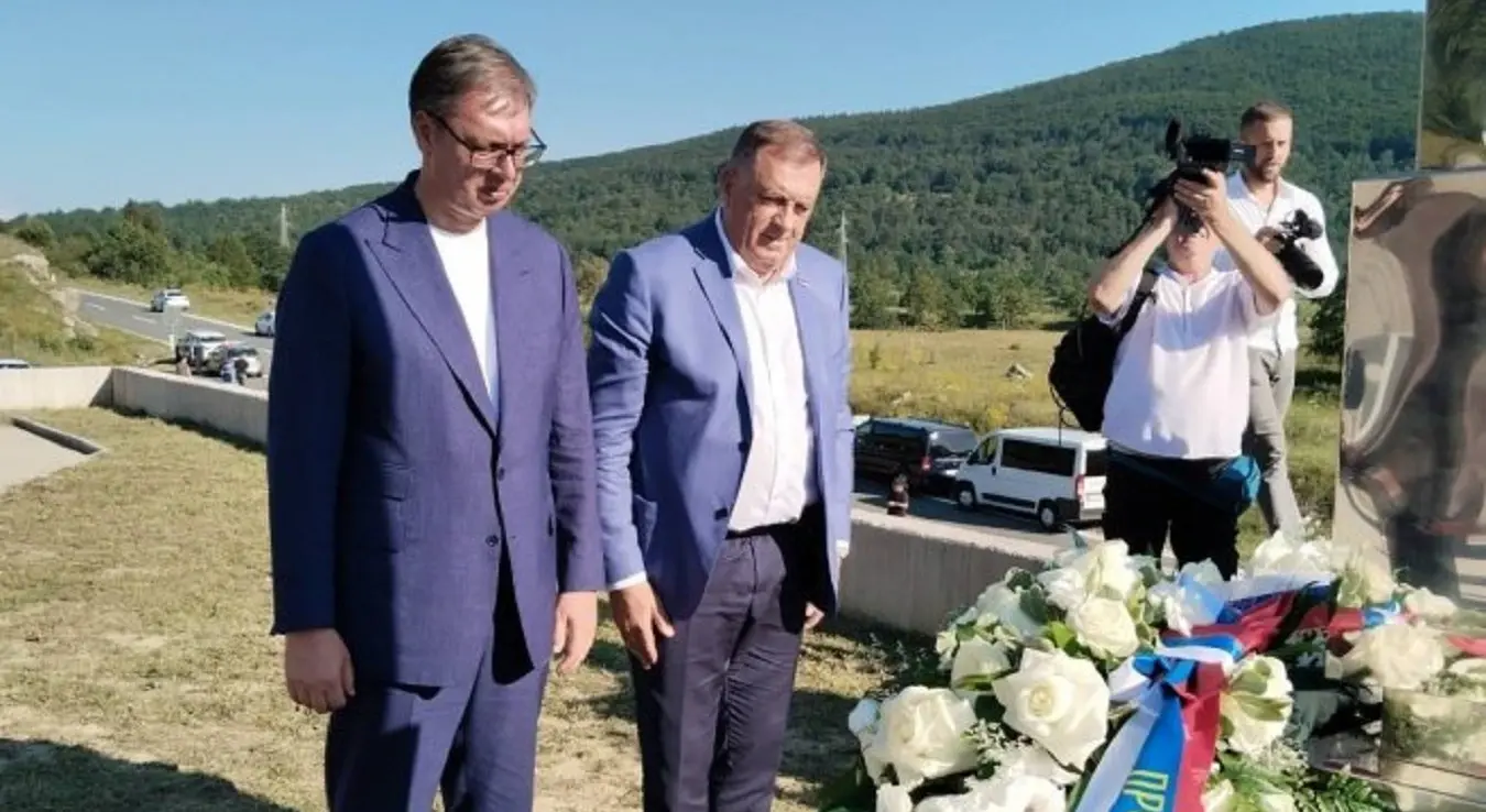 Додик и Вучић одали пошту убијенима на Петровачкој цести