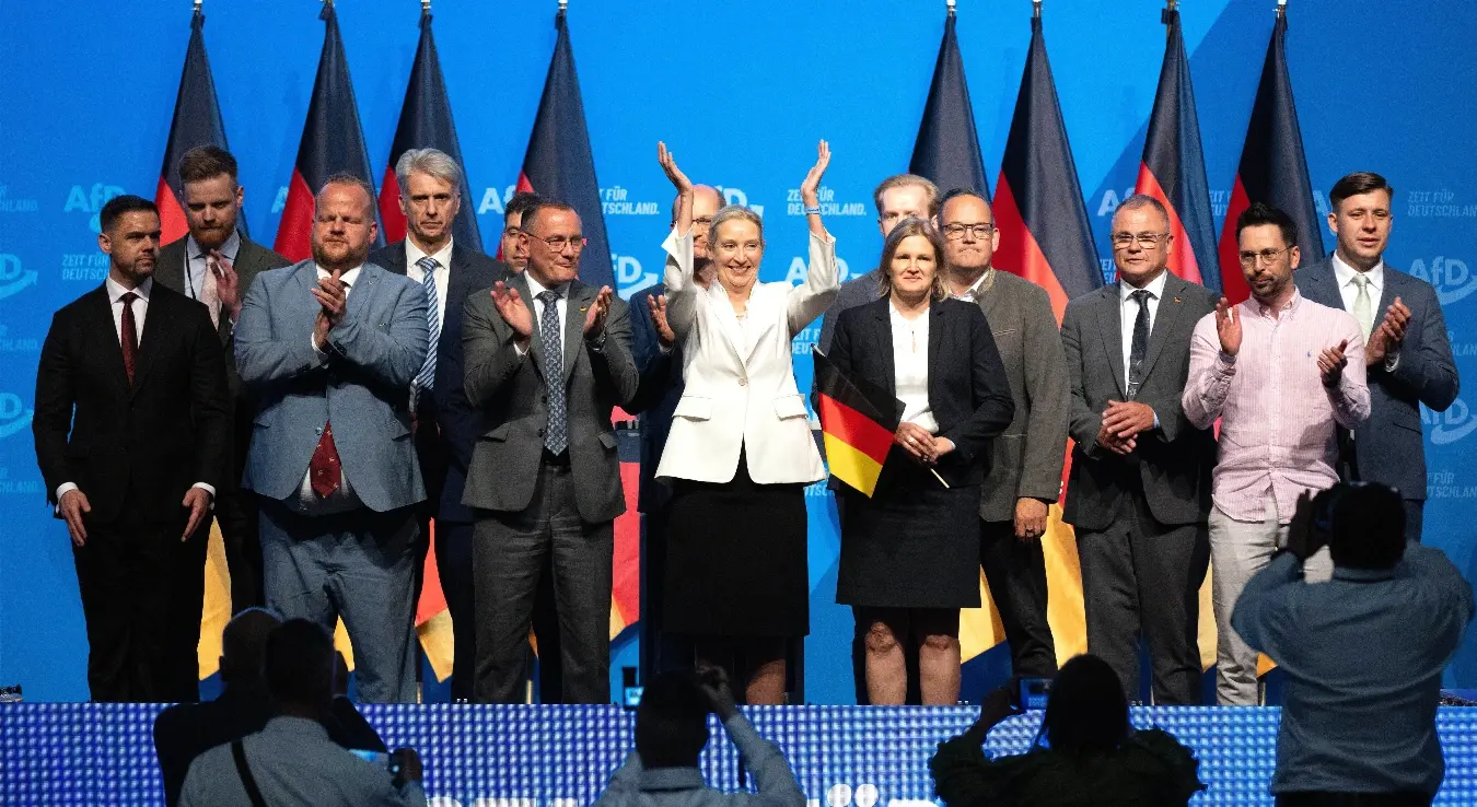 Алис Вајдел, у центру, предсједница савезног парламента и лидерка парламентарне групе АфД у Бундестагу, и новоизабрани Савезни извршни комитет АфД излазе на сцену на крају Савезне конвенције АфД у Ерфурту, Њемачка, у недељу, 5. јула 2026.