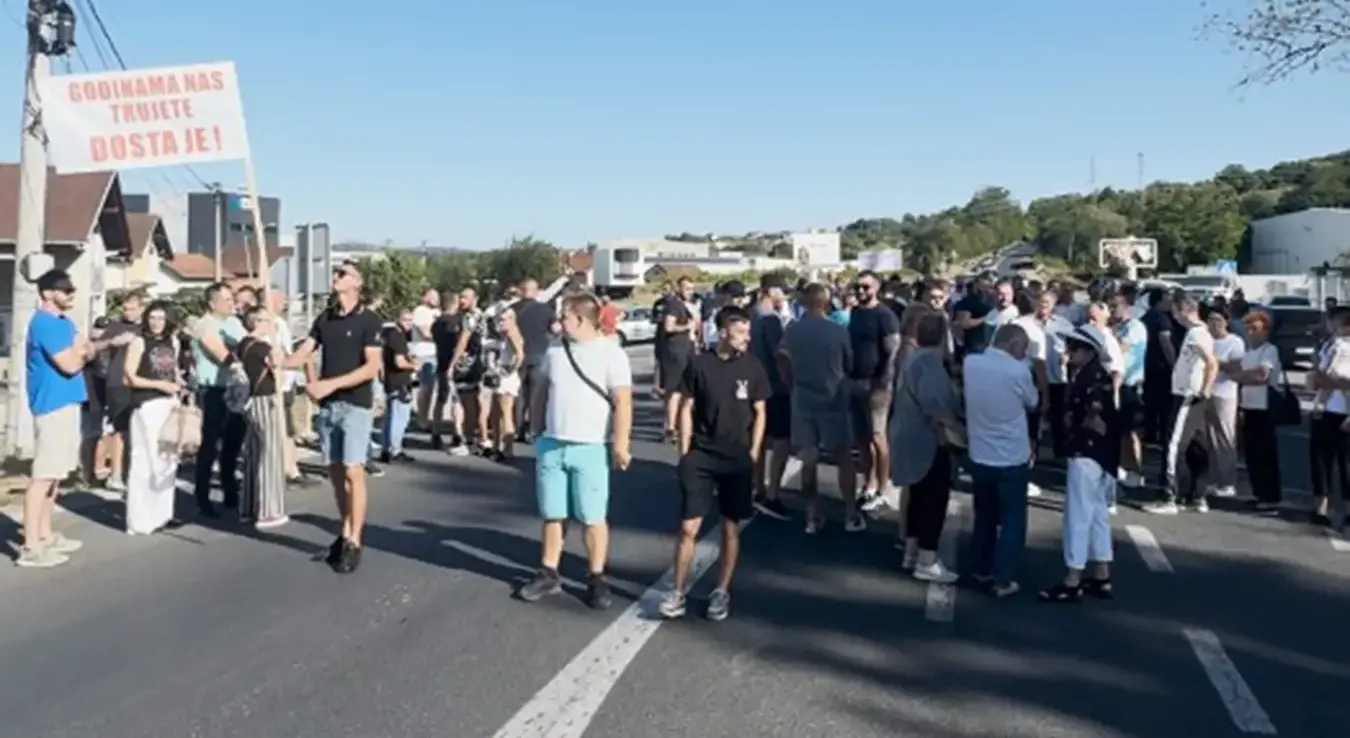 Мјештани бањалучког насеља Рамићи блокирали су магистрали пут Бањалука - Приједор у знак протеста због неадекватног одлагања анималног отпада.