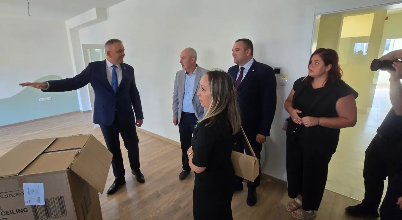 Премијер Републике Српске Саво Минић обишао је нови објекат вртића "Палчић" у Теслићу.