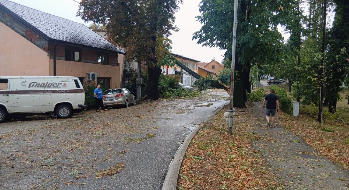 Дио улице на улазу у град је потопљен, у градском парку "Љубав, вјера, нада" невријеме је оборило и поломило више стабала.