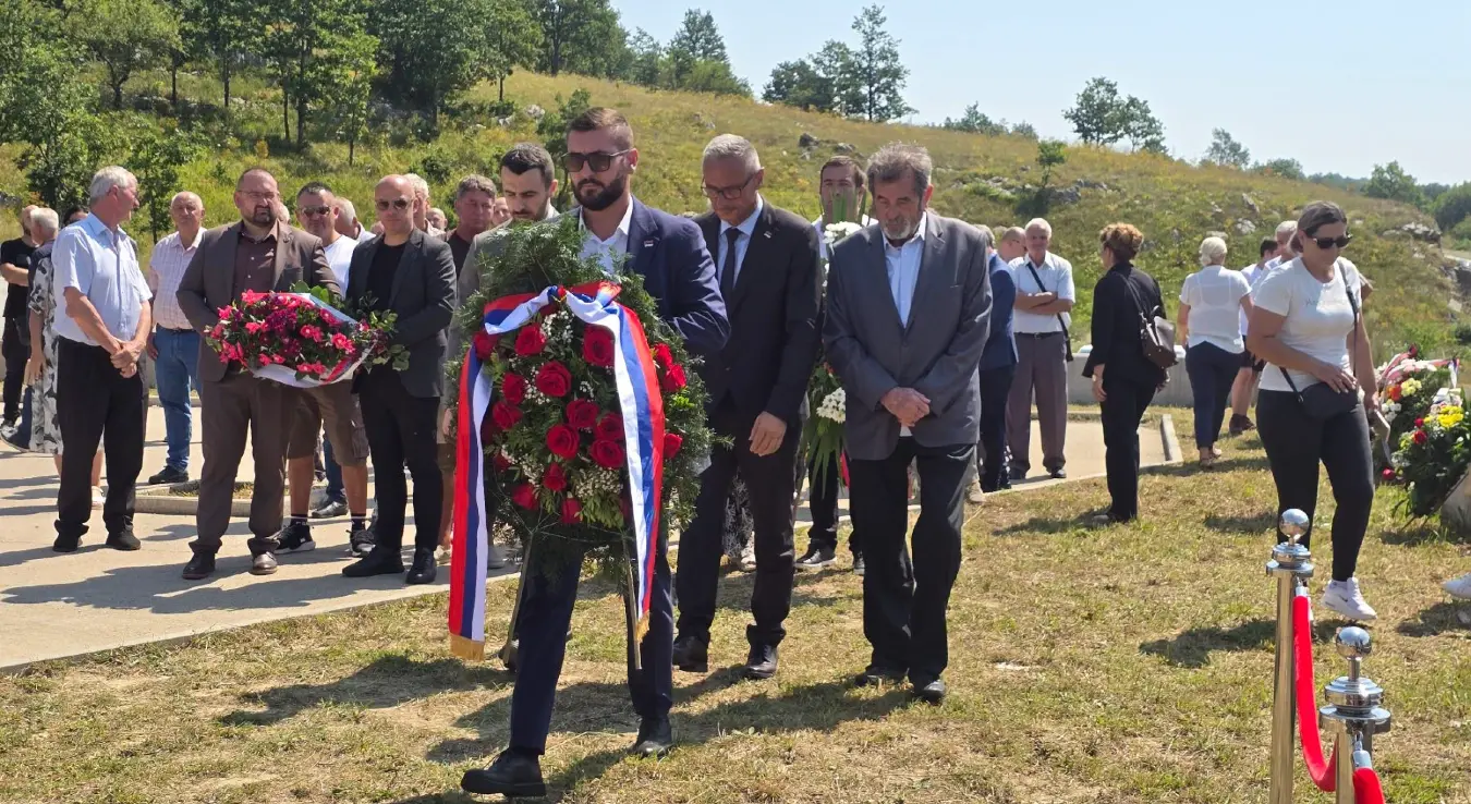 Полагање вијенаца на Петровачкој цести