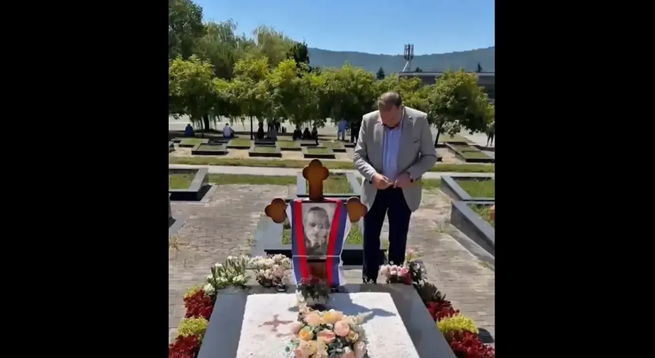 Предсједник СНСД-а Милорад Додик на гробу Бобана Кустурића