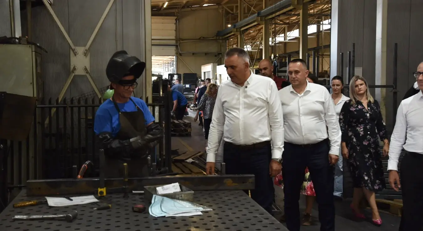 Предсједник Владе Републике Српске Саво Минић рекао је данас у Прњавору да компанија "ДИС Еуро стандард", која 95 одсто своје производње извози, заслужује подршку Владе Републике Српске, истичући значај њених инвестиција, запошљавања и аутоматизације производње.