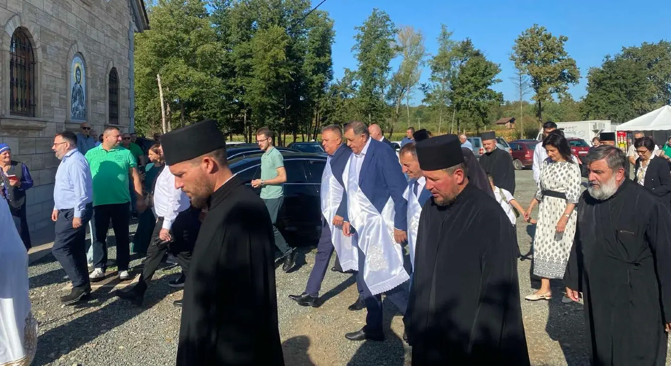 Предсједник СНСД-а Милорад Додик присуствовао је у манастир Карановац у Кијевцима код Градишке освештању звона за саборни манастирски храм.