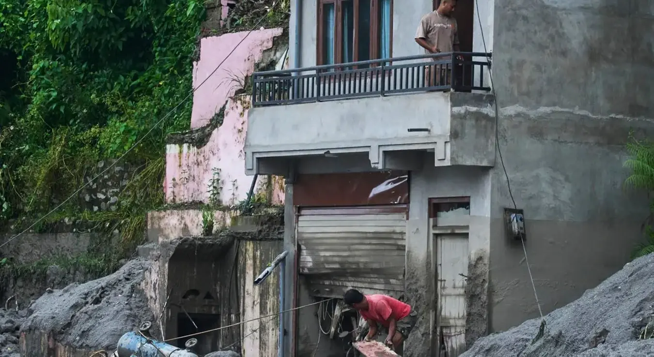 Људи усред штете након бујичних поплава у Девигату у округу Нувакот у Непалу, четвртак, 27. августа 2026.