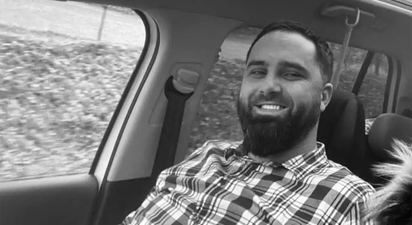 Зеничанин Адис Витешкић (42) преминуо је у сриједу, 26. августа, на Одјељењу интензивне његе Кантоналне болнице Зеница након што је задобио тешку алергијску реакцију.
