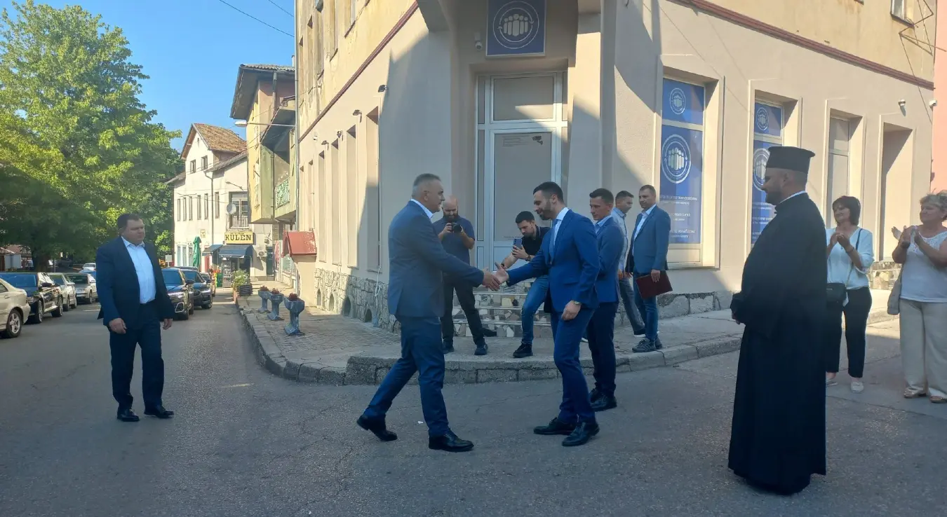 Премијер Републике Српске Саво Минић састао се у Босанском Петровцу са српским повратницима.
