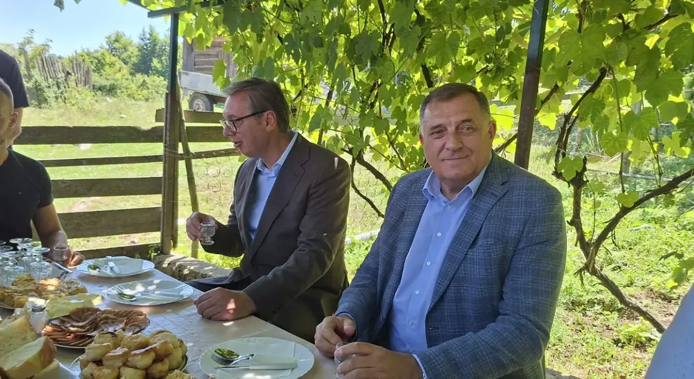Додик и Вучић у Шипову