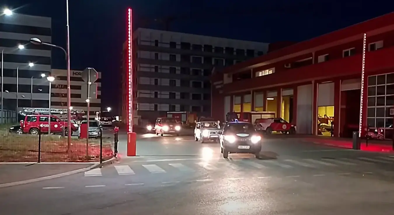 Требињски ватрогасци покренули су јутрос велику акцију на коти Голо брдо, према селу Подкрајчићи како би зауставили ватрену линију и спријечили да се ватра приближи граду