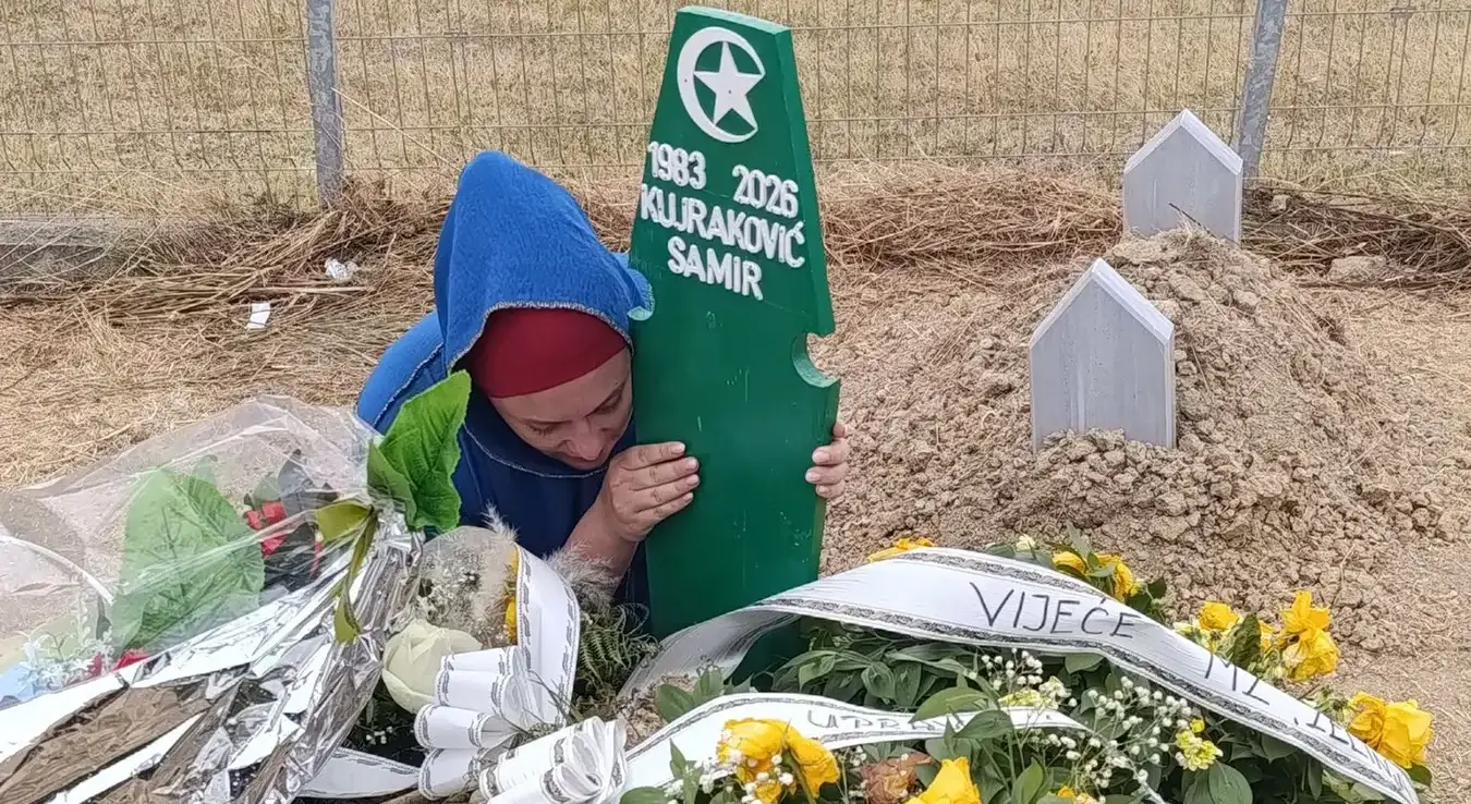 Лејла Хасановић на гробу Самира Курјатовића