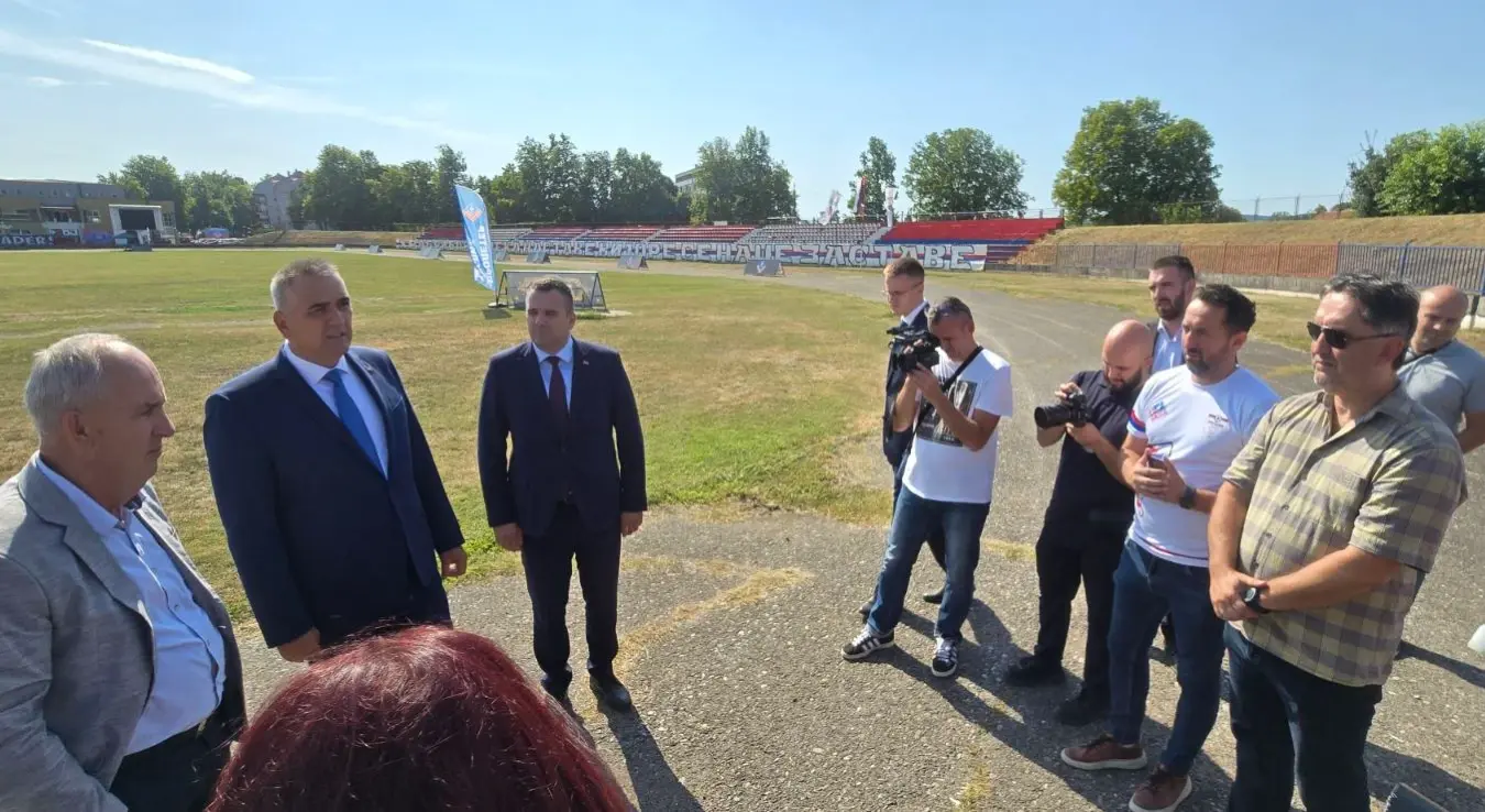Предсједник Владе Републике Српске Саво Минић обишао је радове на стадиону Фудбалског клуба "Пролетер" у Теслићу.