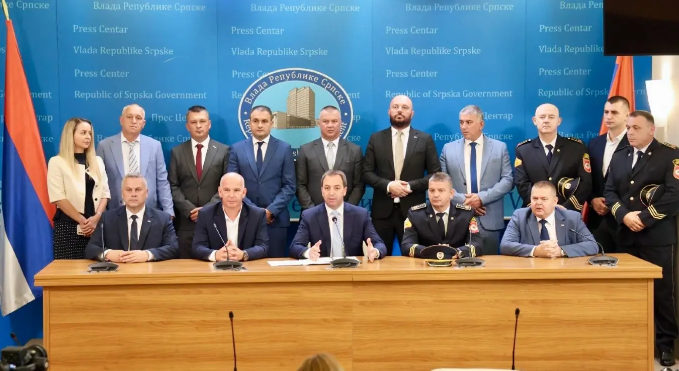 Министар правде Републике Српске Горан Селак и предсједник Синдиката правосуђа Синиша Петровић потписали су данас измјене и допуне Посебног колективног уговора којим се изједначавају права свих запослених у казнено-поправним заводима и полицији са осталим радницима у правосуђу.