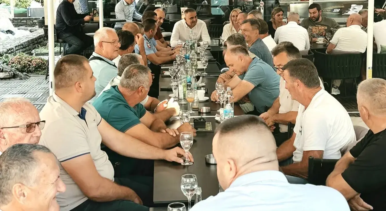 Предсједник Владе Републике Српске Саво Минић дружио се у Прњавору са ловцима.