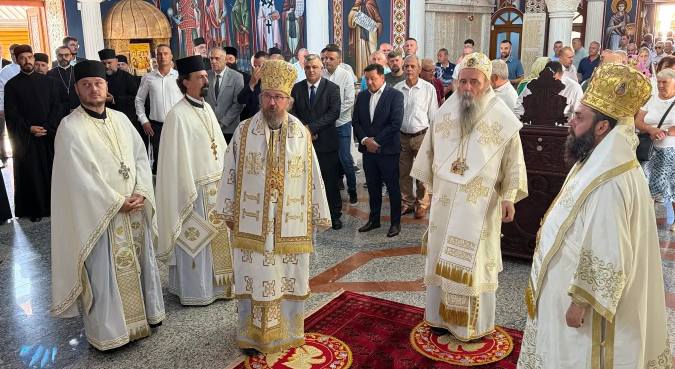 Теслић - митрополит Фотије - Света литургија