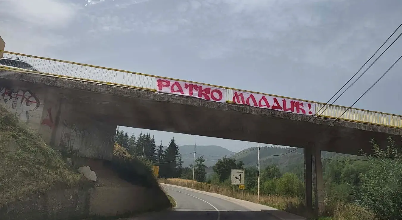 На надвожњаку на путу Пале–Јахорина окачен је транспарент на којем је исписано име ратног команданта Главног штаба Војске Републике Српске генерала Ратка Младића.