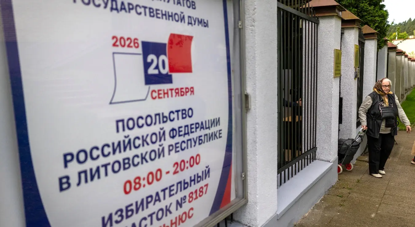 Жена напушта бирачко мјесто након што је гласала на парламентарним изборима у Руској амбасади у Вилњусу, Литванија, у недјељу, 20. септембра 2026. године.