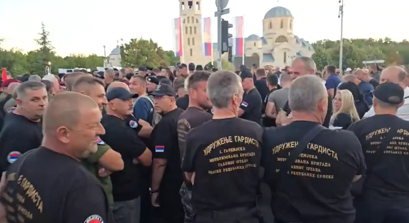 Данас се Србија и Република Српска опраштају од бившег команданта Војске Републике Српске, генерала Ратка Младића, који је преминуо у хашком казамату 27. августа у 84. години.