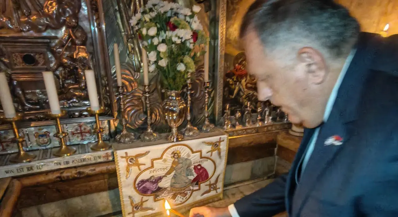 Предсједник Милорад Додик посјетио је данас Цркву Светог гроба у Јерусалиму, након састанка са јерусалимским патријархом Теофилом Трећим, јавља извјештач Срне.