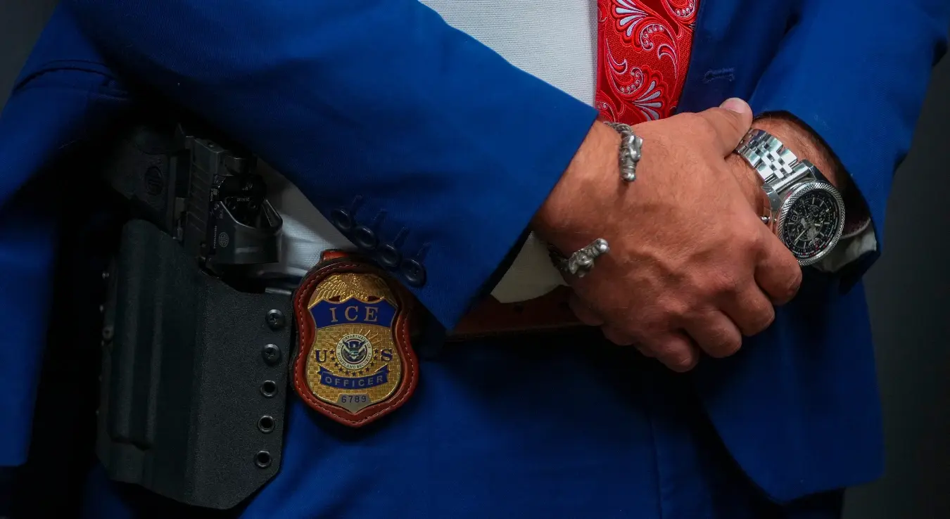 Значка службеника Службе за имиграцију и царину (ИЦЕ) видљива је током сајма за запошљавање у ИЦЕ-у, 26. августа 2025. године, у Арлингтону у Тексасу.