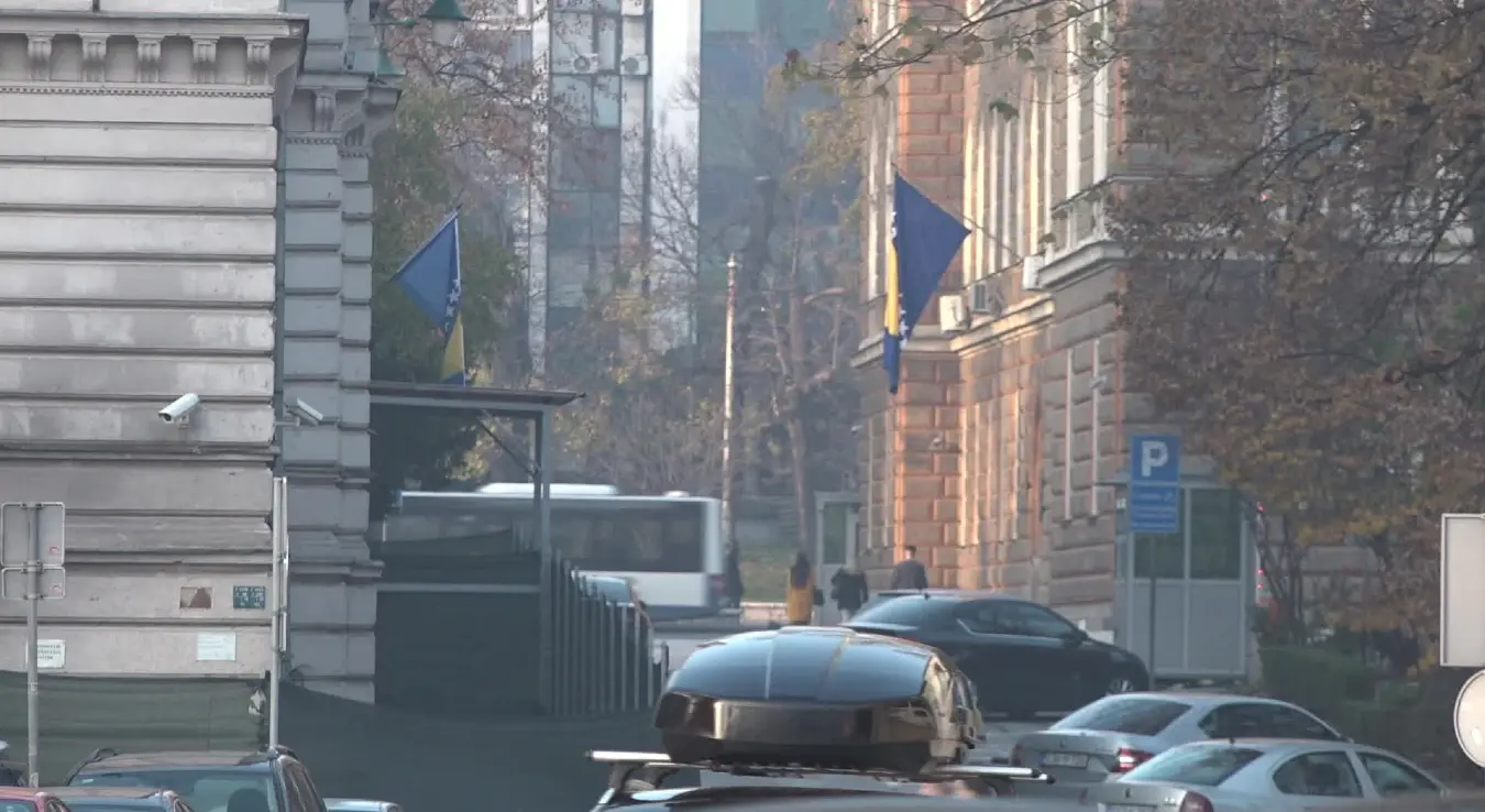 Улице Сарајева, у позадини се виде аута на улици и зграде.