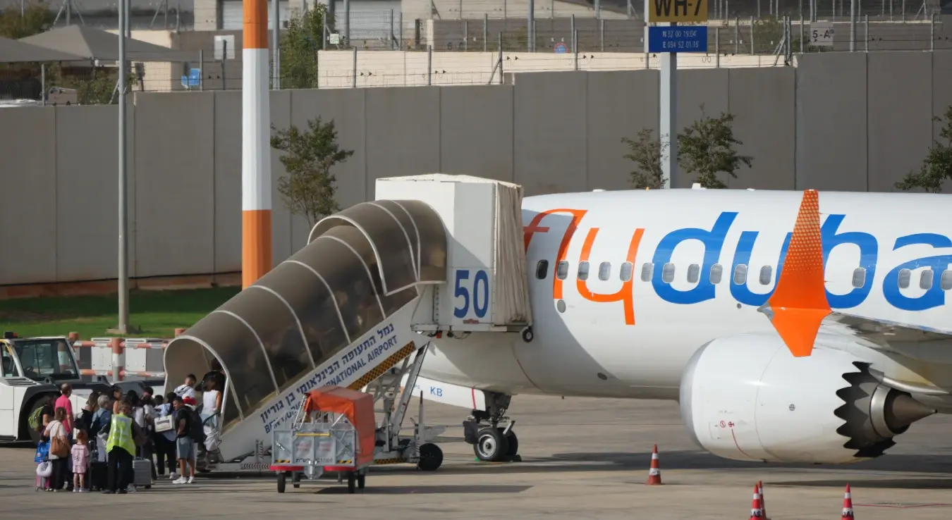 Путници се укрцавају у авион компаније FlyDubai на међународном аеродрому Бен Гурион, близу Тел Авива, Израел, у сриједу, 30. септембра 2026. године.
