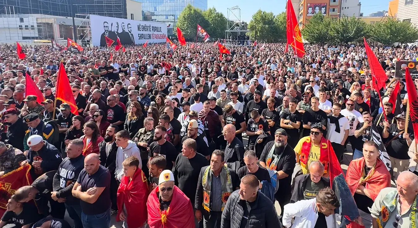 Окупљени народ у Приштини прати пресуду Хашиму Тачију и осталима.
