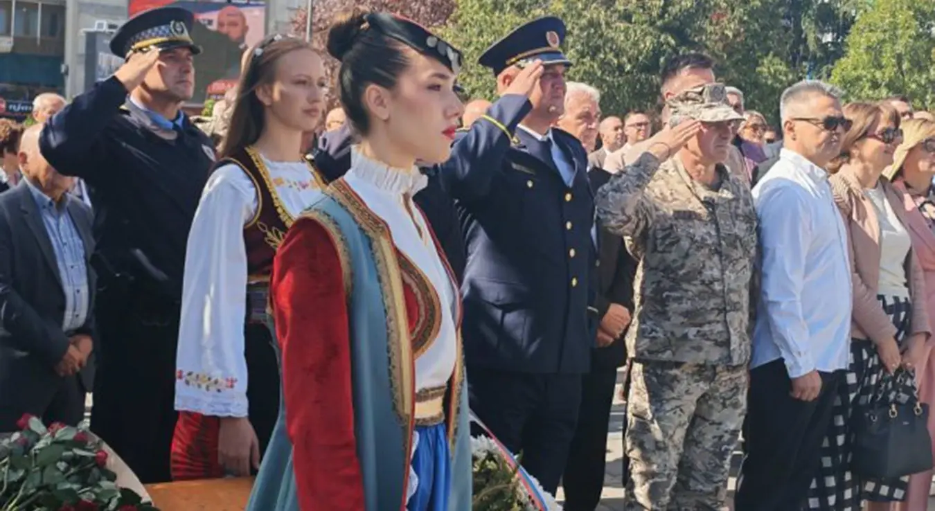Бијељина данас обиљежава Дан града. На споменик погинулим борцима, на Тргу краља Петра Првог Карађорђевића положени су вијенци.