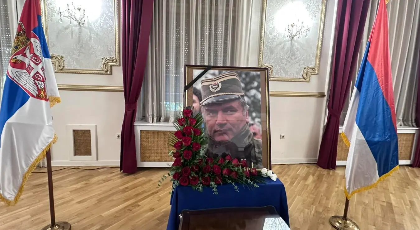 У препуној сали Дома Војске Србије у Београду данас се одржава комеморација поводом смрти некадашњег команданта Главног штаба Војске Републике Српске, генерала Ратка Младића.