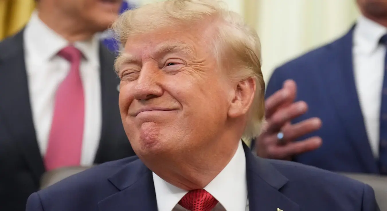 Предсједник Доналд Трамп реагује током догађаја посвећеног здравственој заштити у Овалном кабинету Бијеле куће, у петак, 18. септембра 2026. године, у Вашингтону.