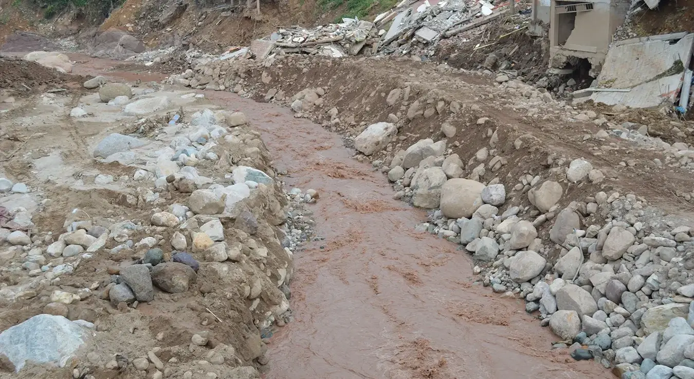 Ерозија и разарање изазвани ријеком након природне катастрофе.