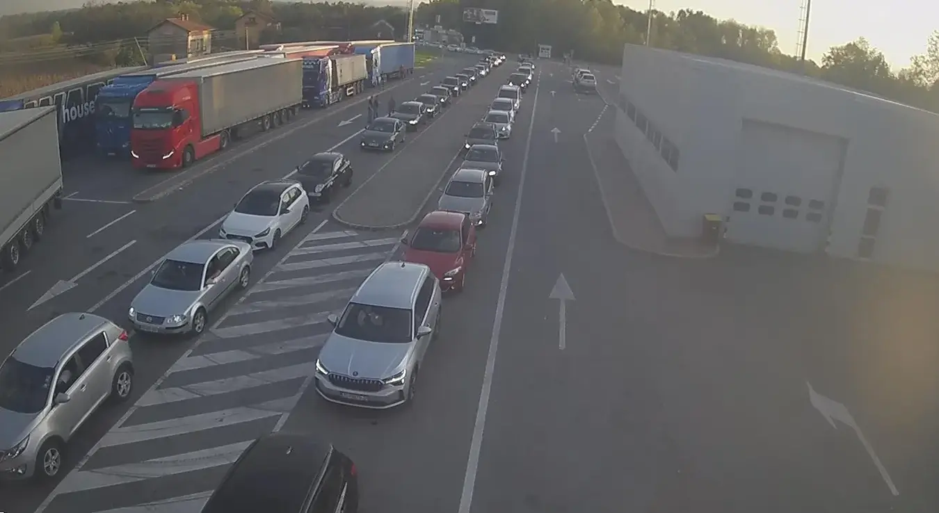 Гужва на ГП Градина на излазу из Републике Српске.