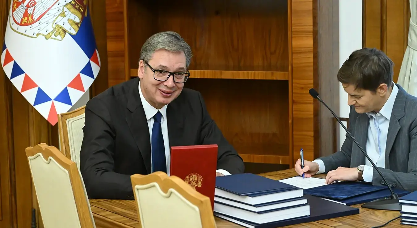 Александар Вучић, који је синоћ поднио оставку на мјесто предсједника Републике, предао је данас дужност предсједника Републике предсједници Народне скупштине Ани Брнабић, која ће до избора новог предсједника бити вршилац дужности предсједника.