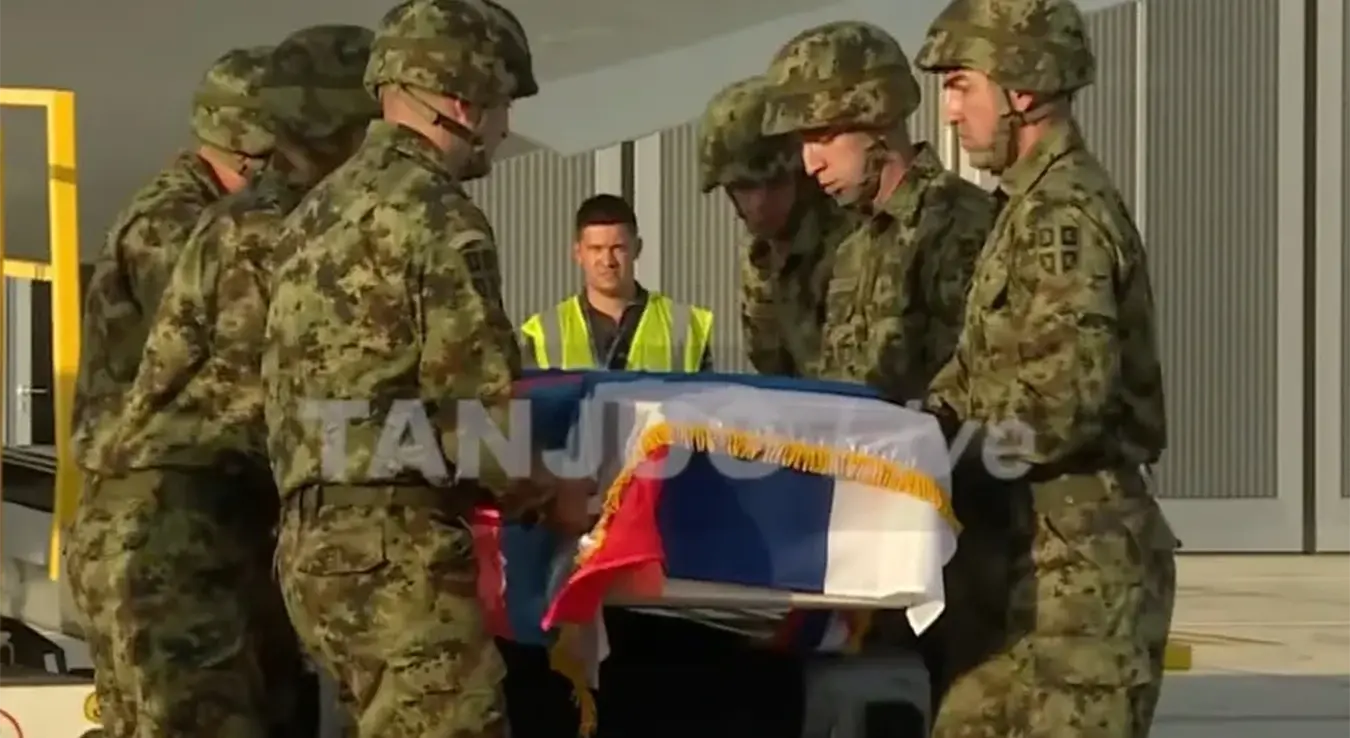 Први снимци ковчега са тијелом Ратка Младића: Прекривен је са двије заставе