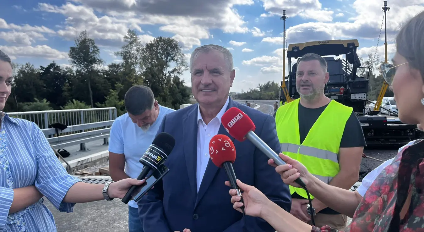 На дионици ауто-пута Рача-Бијељина положени су први метри асфалта. Асфалтира се 700 метара приступног пута који ће повезати магистрални пут са новим мостом.