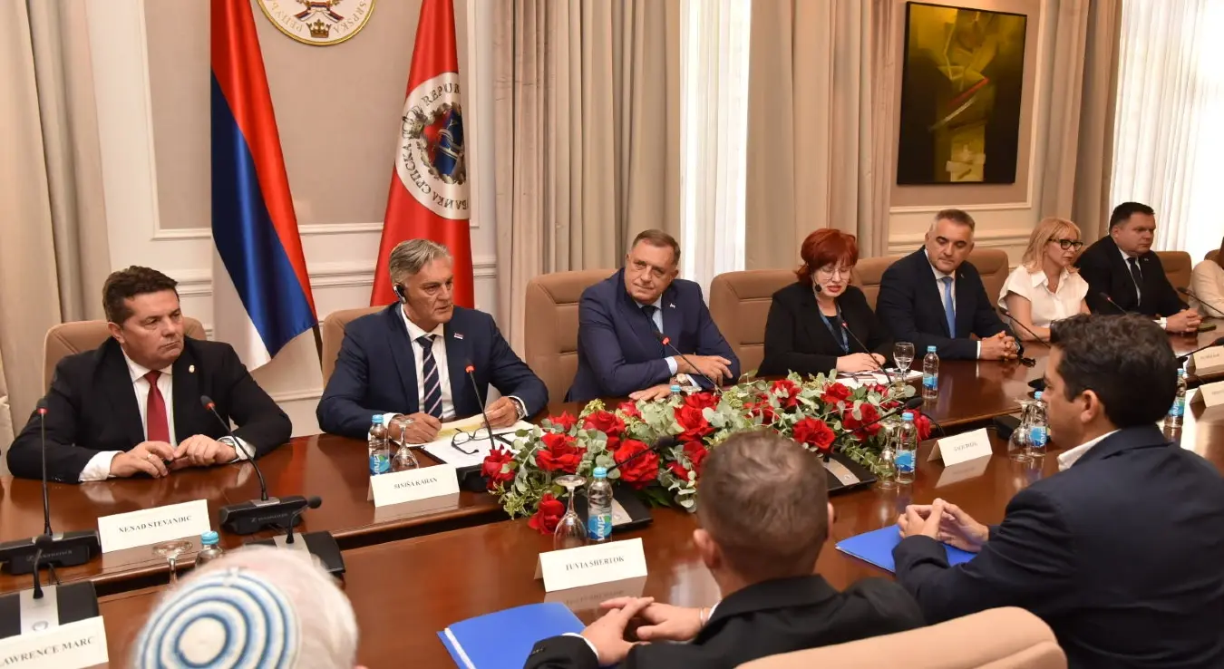 Састанак предсједника Републике Српске Синише Карана и високе делегације Српске са израелским министром за дијаспору и борбу против антисемитизма Амихајем Чиклијем и амбасадором Израела у БиХ Галит Пелег у току је у Бањалуци.