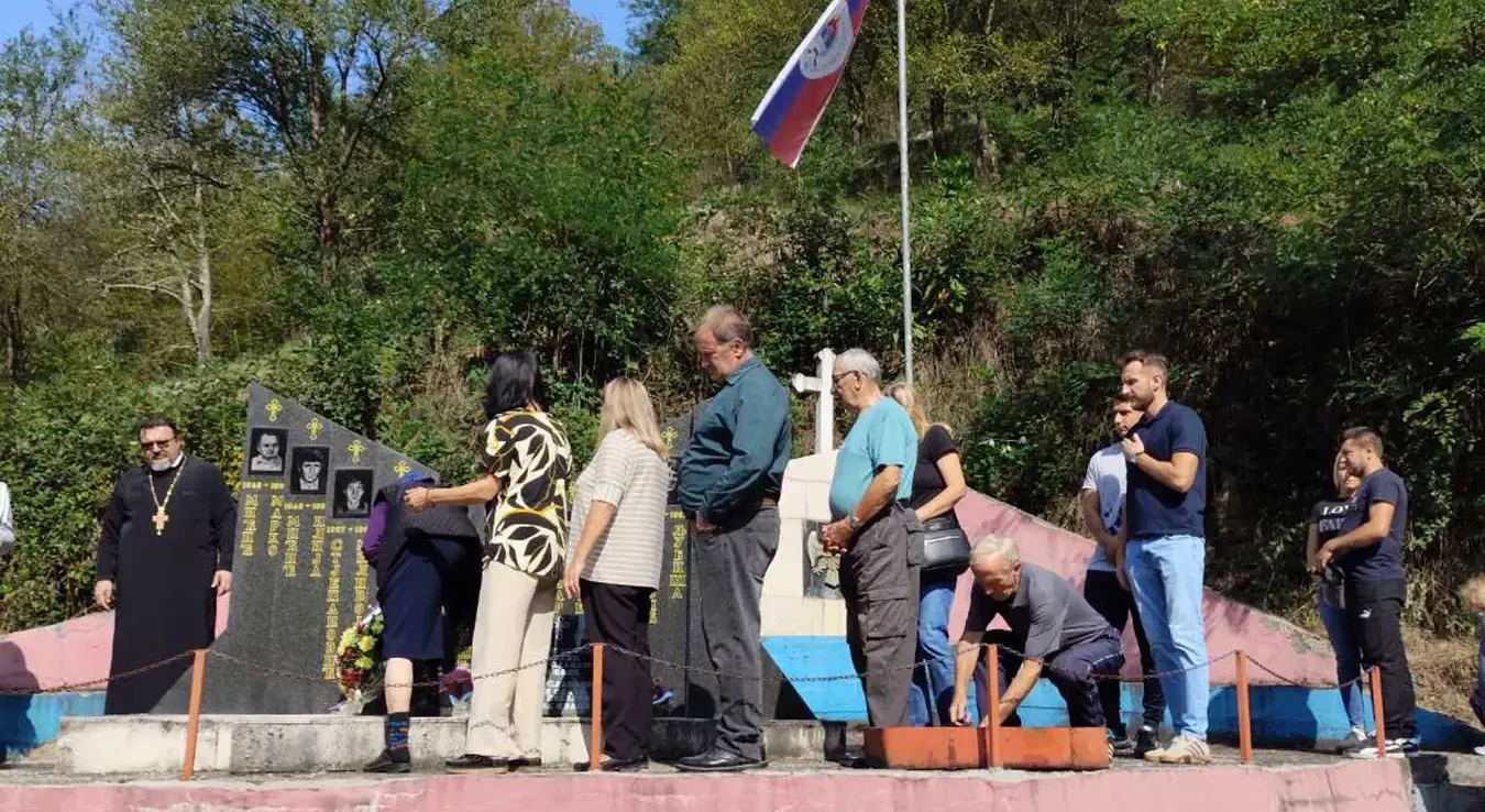 У братуначком селу Слапашница данас је служен парастос старадалим српским борцима и цивилима из тог села у Одбрамбено-отаџбинском рату у БиХ и у Другом свјетском рату.