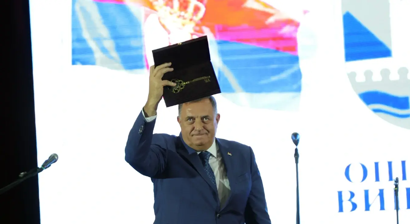 Предсједнику СНСД-а Милораду Додику данас је уручен Кључ општине Вишеград за посебан допринос и безрезервну подршку развоју ове локалне заједнице.