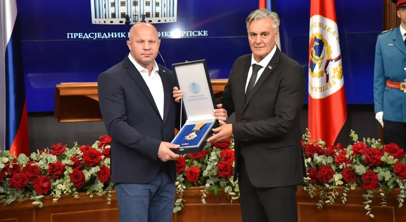 Предсједник Републике Српске Синиша Каран уручио је у Бањалуци прослављеном руском борцу мјешовитих борилачких спортова (MMA) Фјодору Јемељаненку Орден части са златним зрацима.