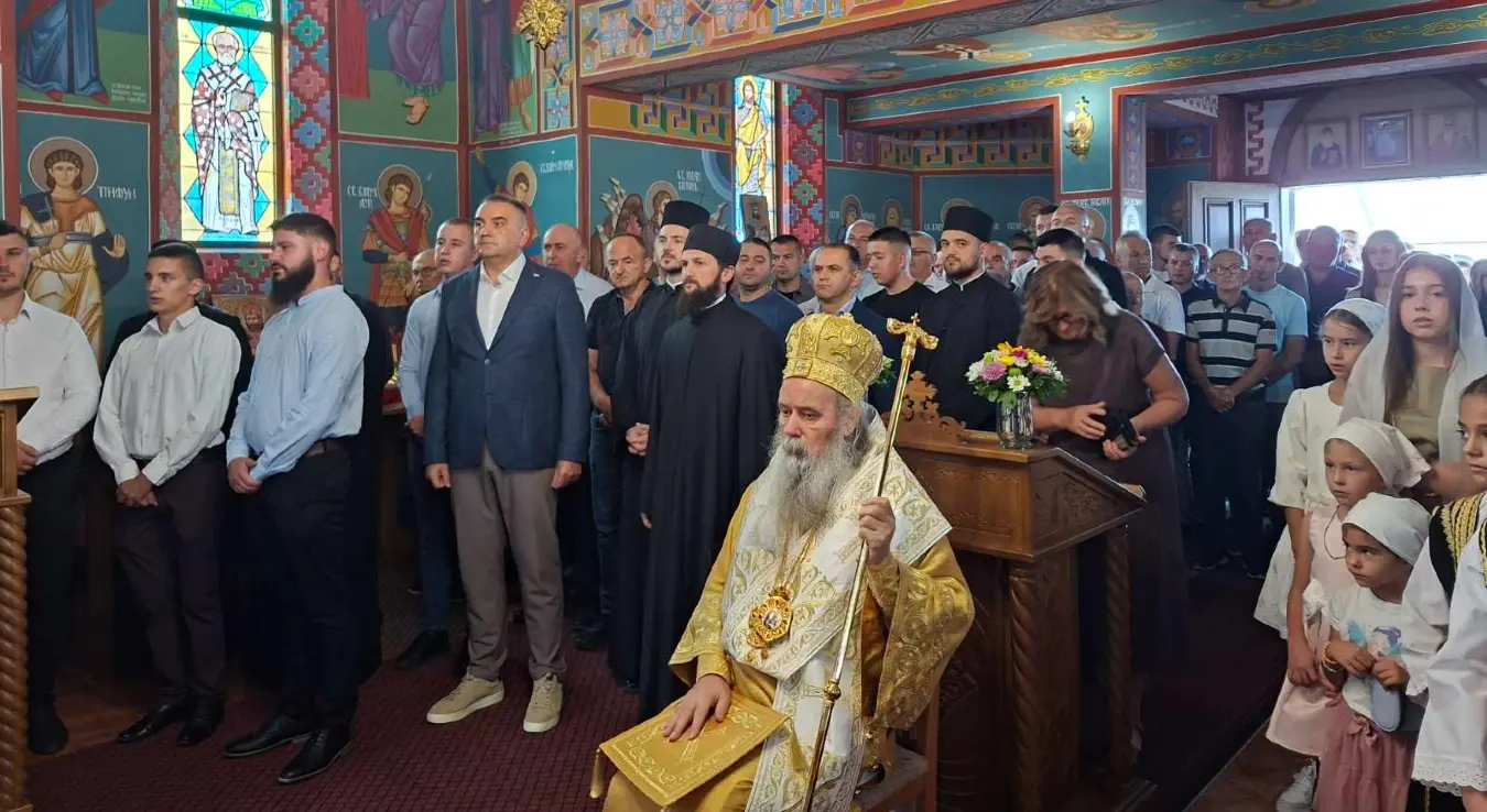 Његово високопреосвештенство митрополит зворничко-тузласки Фотије служи Свету архијеријску литургију у Храму Светог Цара Лазара у Крушковом Пољу, а дочеку владике и почетаку богослужења присуствовао је предсједник Владе Републике Српске Саво Минић.