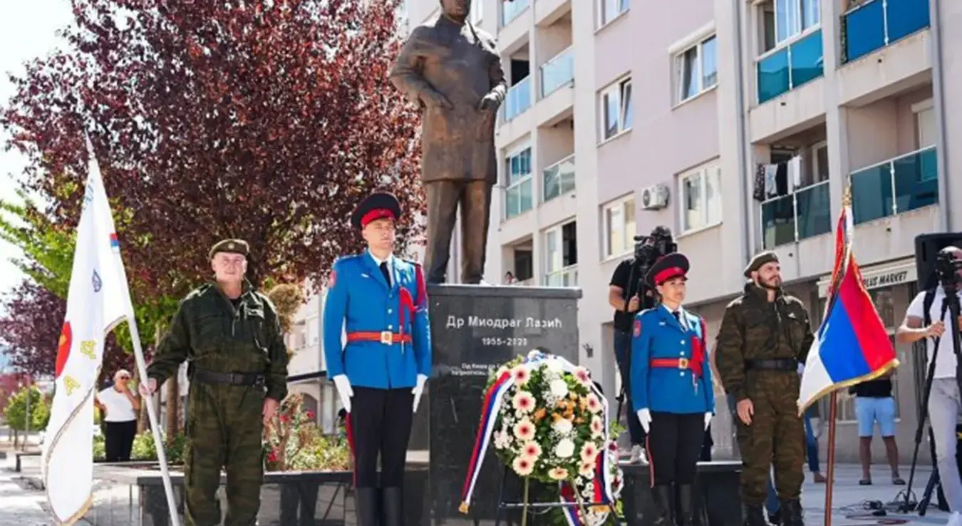 Минић положио вијенац код споменика доктору Миодрагу Лазићу