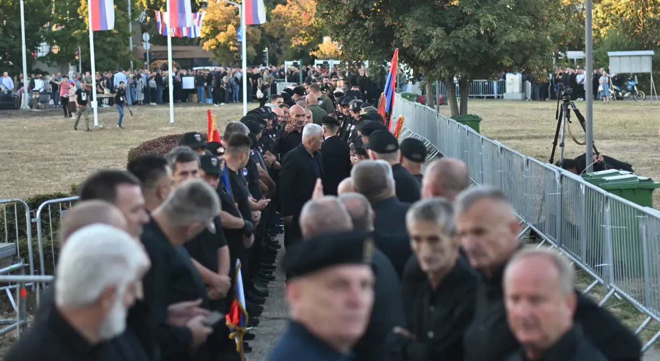 Некадашњи командант Војске Републике Српске генерал Ратко Младић биће сахрањен данас у Београду. Ковчег са телом генерала Младића изложен је у цркви Светог Луке на Видиковцу, а грађани ће од 7 до 12 часова моћи да му одају пошту. У цркви су Дарко Младић, син Ратка Младића и саборци генерала Младића. На ковчегу са телом генерала Младића су његова капа и сабља, а испред ковчега, уз Младићеву фотографију, ордење, као и венац у бојама српске заставе. Поред ковчега стоје припадници Војске Србије.