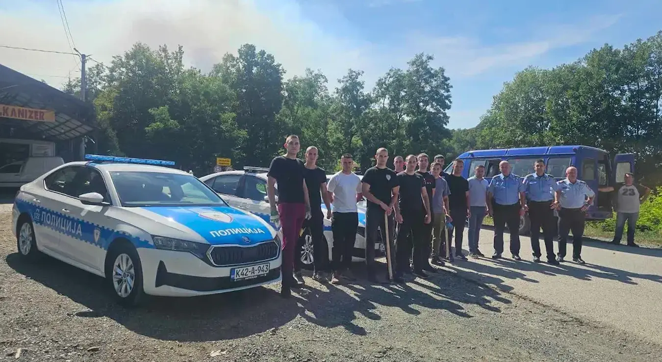 Полиција у Теслићу помаже грађанима приликом гажења пожара