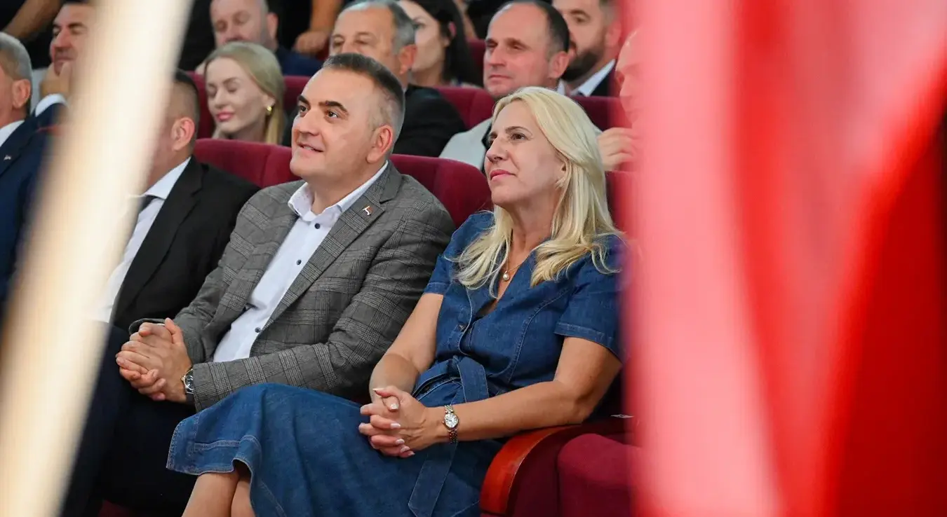 Предизборна трибина СНСД-а у Фочи, на којој су представљени кандидати ове странке за предстојеће изборе.