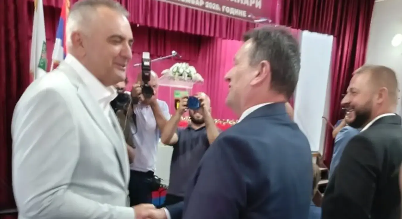 Предсједник Владе Републике Српске и кандидат за предсједника Српске Саво Минић рукује са кандидатом СДС-а за предсједника Српске и лидером ове партије Бранком Бланушом.